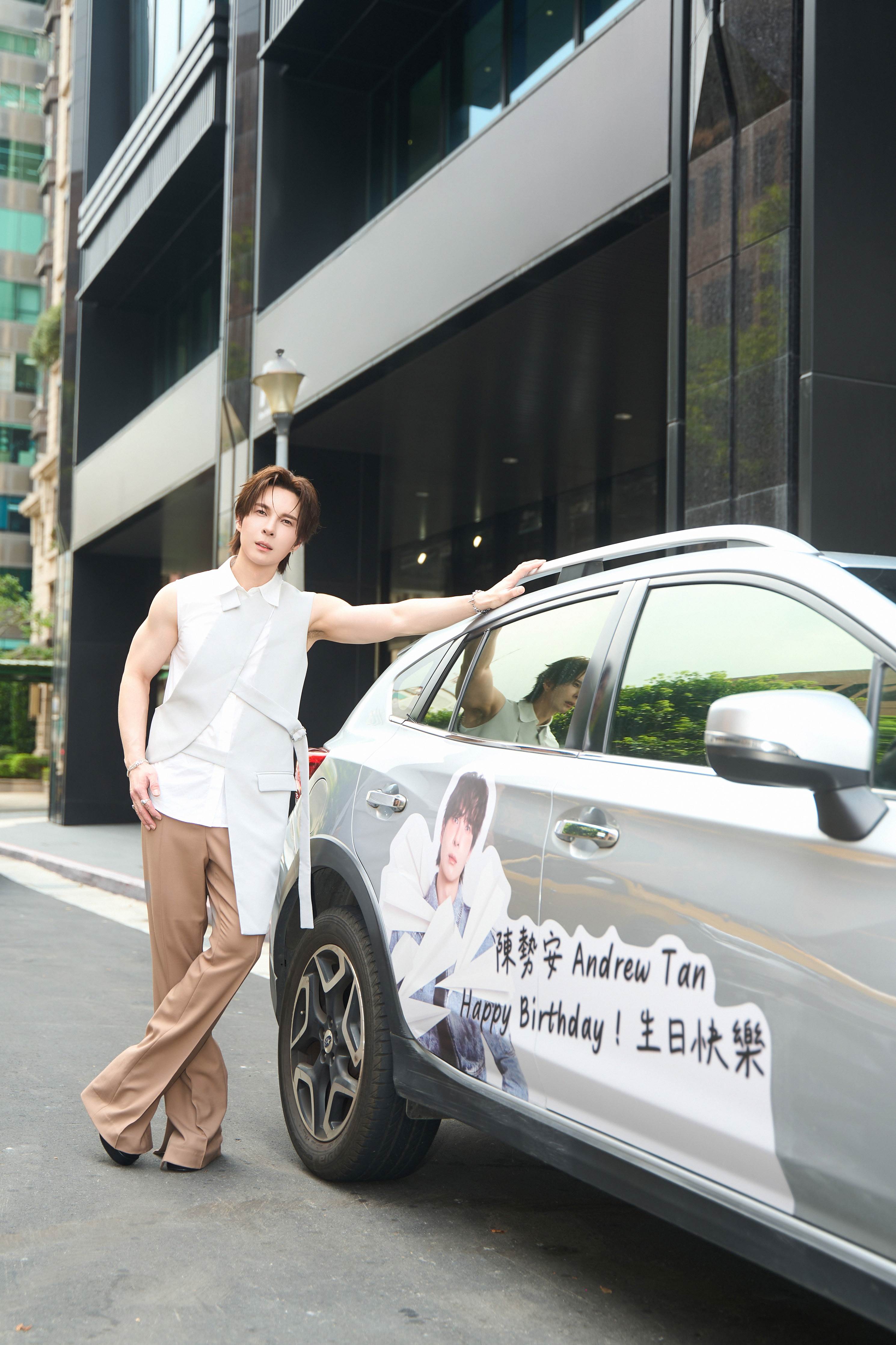 歌手陳勢安今年和<a href='https://star.ebc.net.tw/search/tags/粉絲/' target='_blank'>粉絲</a>一起共度生日，粉絲把自己的車子改裝成陳勢安的慶生應援車。（圖／索尼音樂提供）
