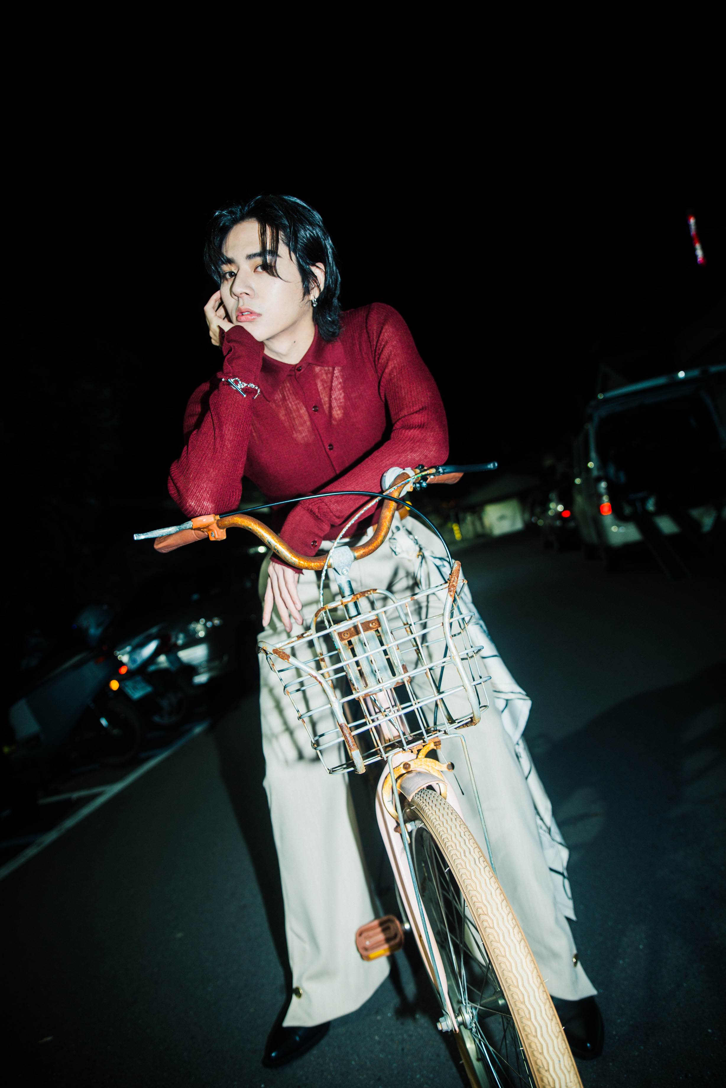 男團Ozone成員林佳辰SuMMeR〈Love Me Again〉<a href='https://star.ebc.net.tw/search/tags/MV/' target='_blank'>MV</a>融入他私下真實樣貌。（圖／索尼音樂提供）