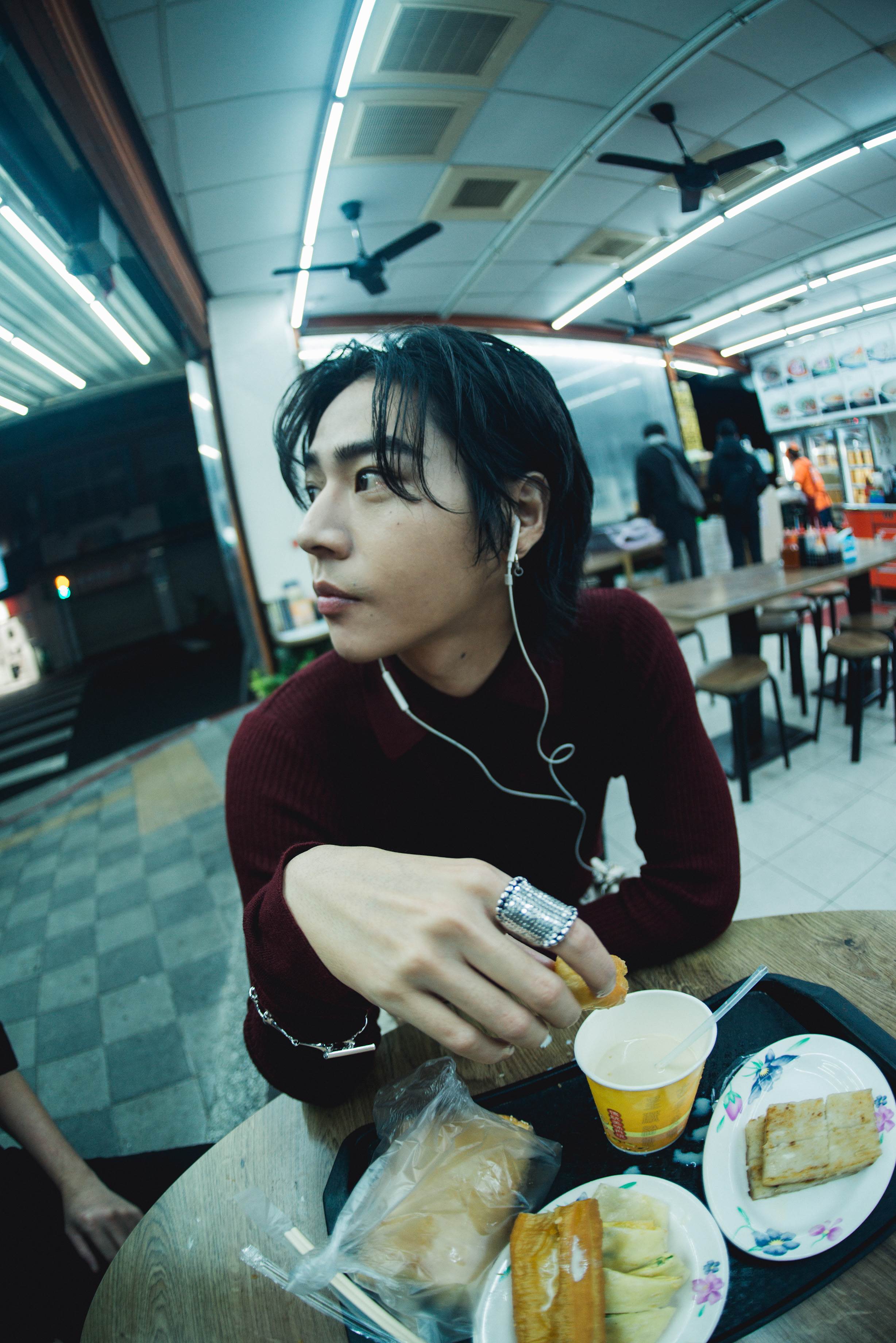 男團Ozone成員林佳辰SuMMeR〈Love Me Again〉MV大口吃燒餅油條和在街頭啃甘蔗。（圖／索尼音樂提供）
