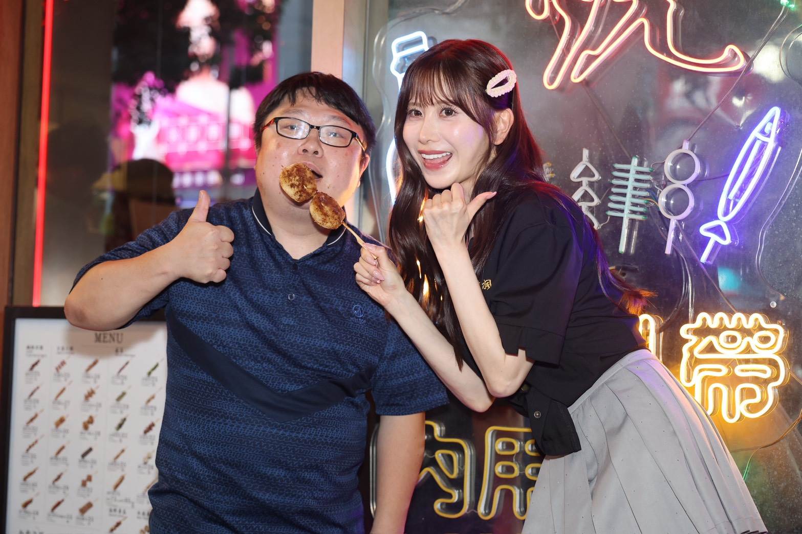幸運粉絲的被名取久留美「親自餵食」。（圖／東森娛樂）