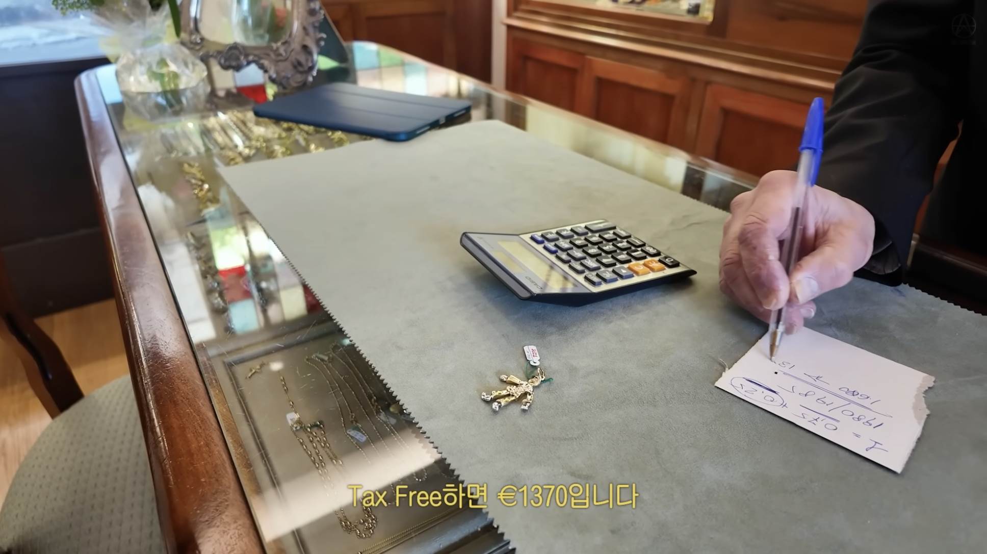 南韓男星李鍾奭因為注意到工作人員一直很認真在看某家店的項鍊想賣給對方，發現要價1380歐元（約新台幣5萬元、約245萬韓元）。（圖／翻攝自이종석 LeeJongSuk YouTube）