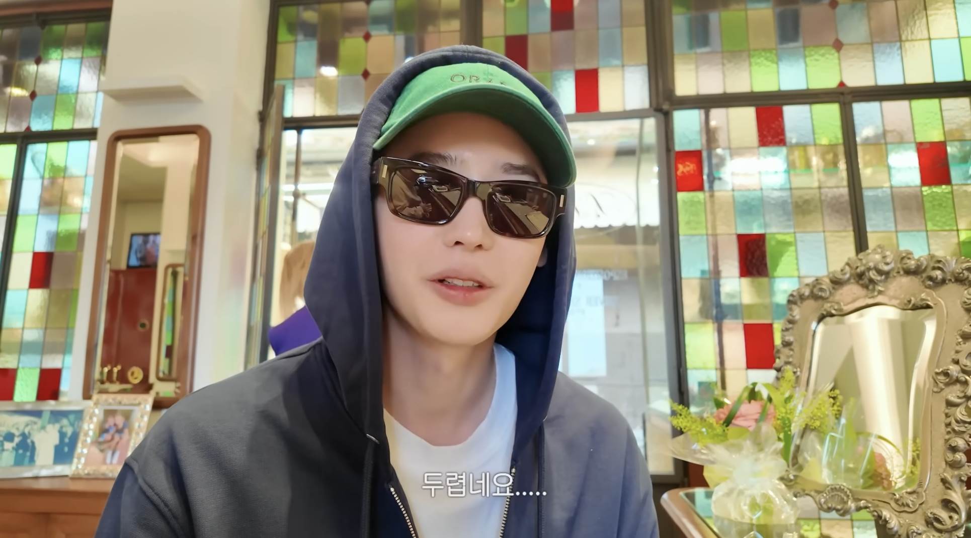南韓男星李鍾奭因為注意到工作人員一直很認真在看某家店的項鍊想賣給對方，發現要價1380歐元（約新台幣5萬元、約245萬韓元）。（圖／翻攝自이종석 LeeJongSuk YouTube）