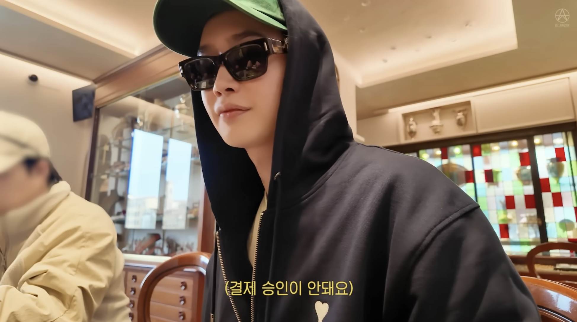 南韓男星李鍾奭決定買下後，因信用卡懷疑是異常交易而沒能刷過，最後溝通後才順利結帳。（圖／翻攝自이종석 LeeJongSuk YouTube）