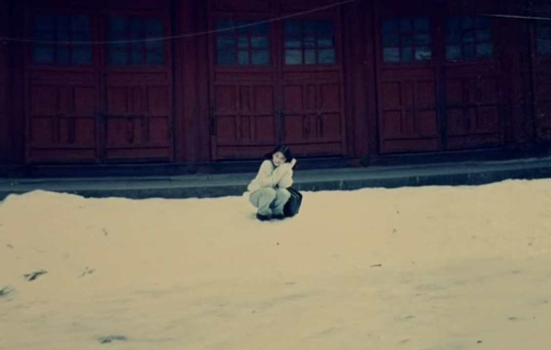 小S曬出大S在雪地摔跤的畫面。（圖／翻攝自小SIG）