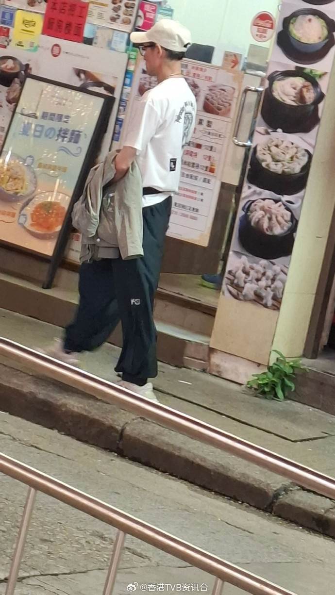 男星海俊傑難走出喪妻之痛,有民眾偶遇並拍下其憔悴現況。(圖/翻攝自香港TVB資訊台微博)