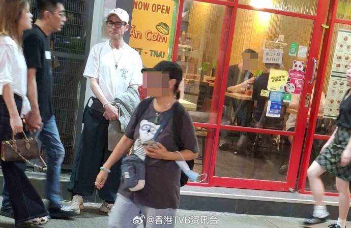 男星海俊傑難走出喪妻之痛,有民眾偶遇並拍下其憔悴現況。(圖/翻攝自香港TVB資訊台微博)