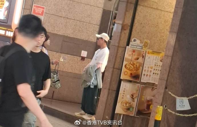 男星海俊傑難走出喪妻之痛，有民眾偶遇並拍下其憔悴現況。（圖／翻攝自香港TVB資訊台微博）