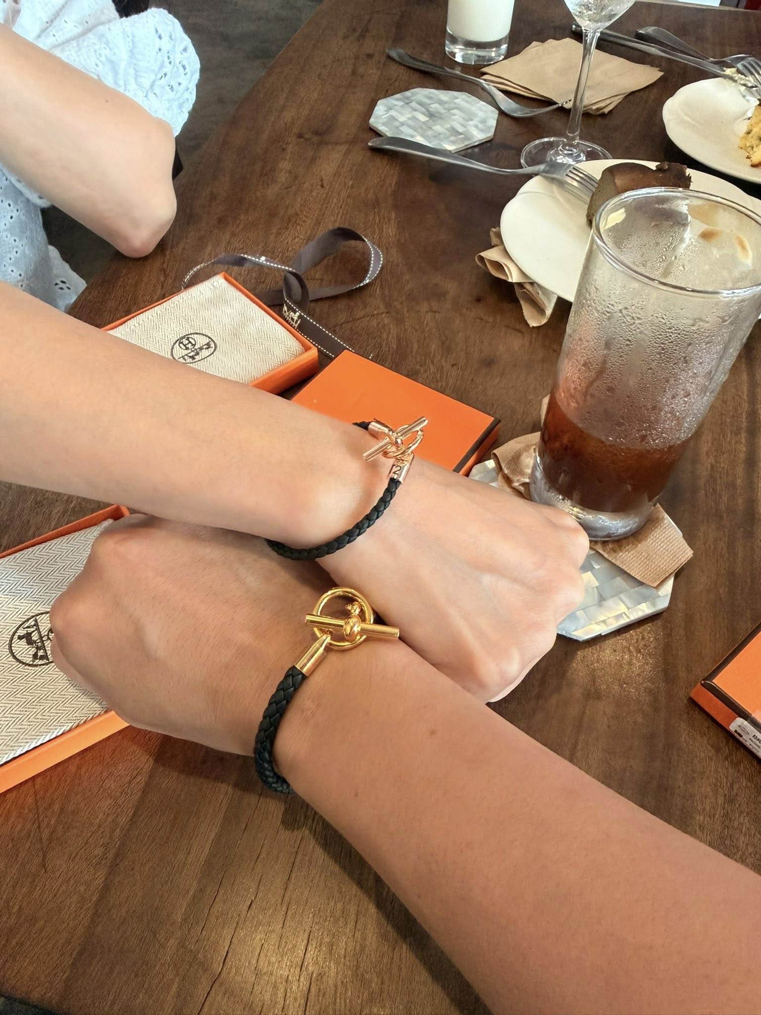 李易為了結婚15週年紀念日，還特別準備了名牌手鍊當<a href='https://star.ebc.net.tw/search/tags/禮物/' target='_blank'>禮物</a>送六月。（圖／翻攝自李易 臉書）