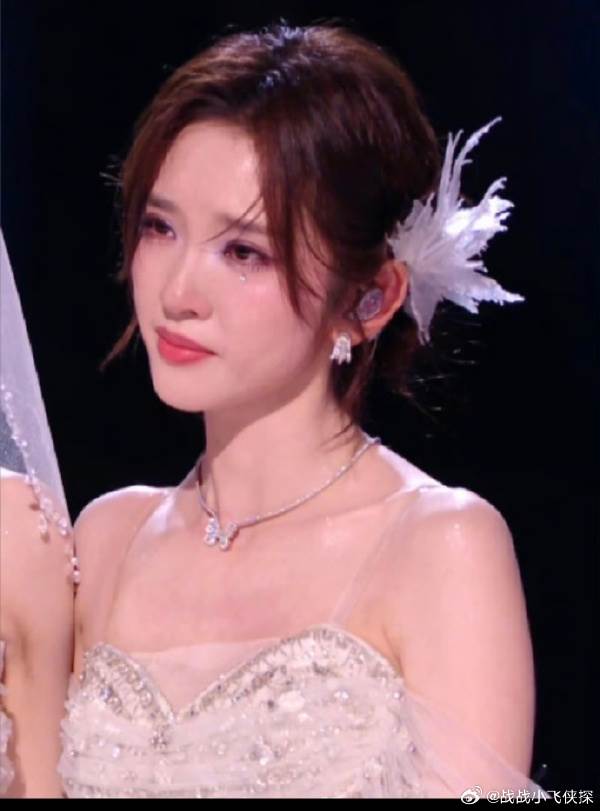 女星唐藝昕在《乘風2026》（浪姐7）<a href='https://star.ebc.net.tw/search/tags/舞台/' target='_blank'>舞台</a>上演唱〈雪人〉，被發現胸口、手臂出現大片紅疹。（圖／翻攝自微博）