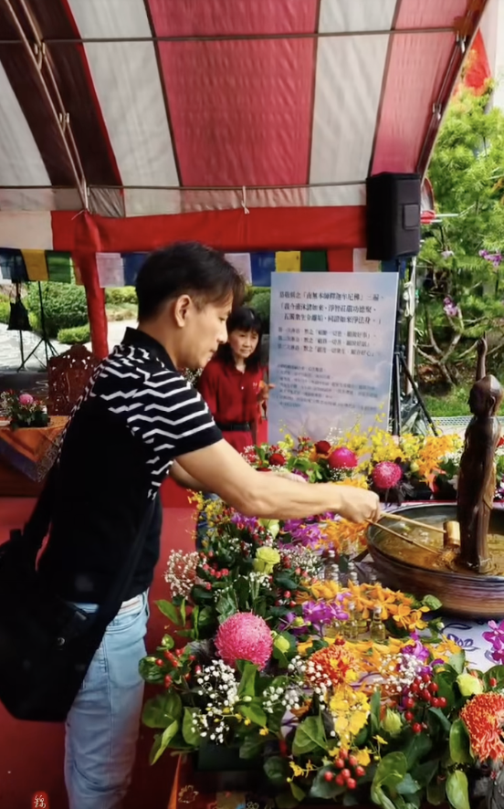傅子純参加浴佛活動。（圖／翻攝自傅子純臉書）