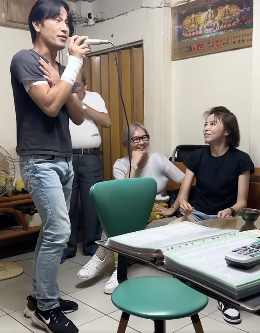 傅子純生前唱歌畫面。（圖／翻攝自王瞳臉書）