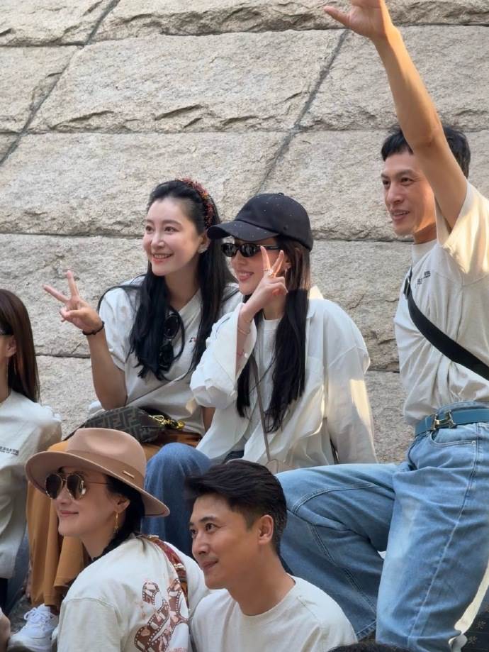 中國女星劉亦菲簡單穿搭參加同學會，還被網友大讚凍齡如同大學生。（圖／翻攝自微博）