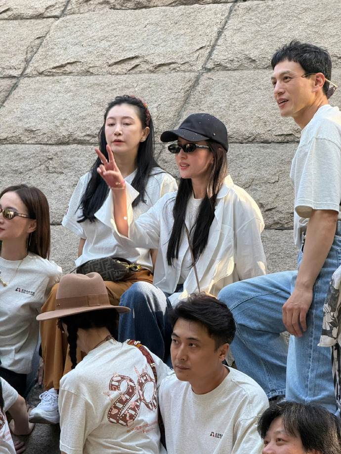 中國女星劉亦菲簡單穿搭參加同學會，還被網友大讚凍齡如同大學生。（圖／翻攝自微博）