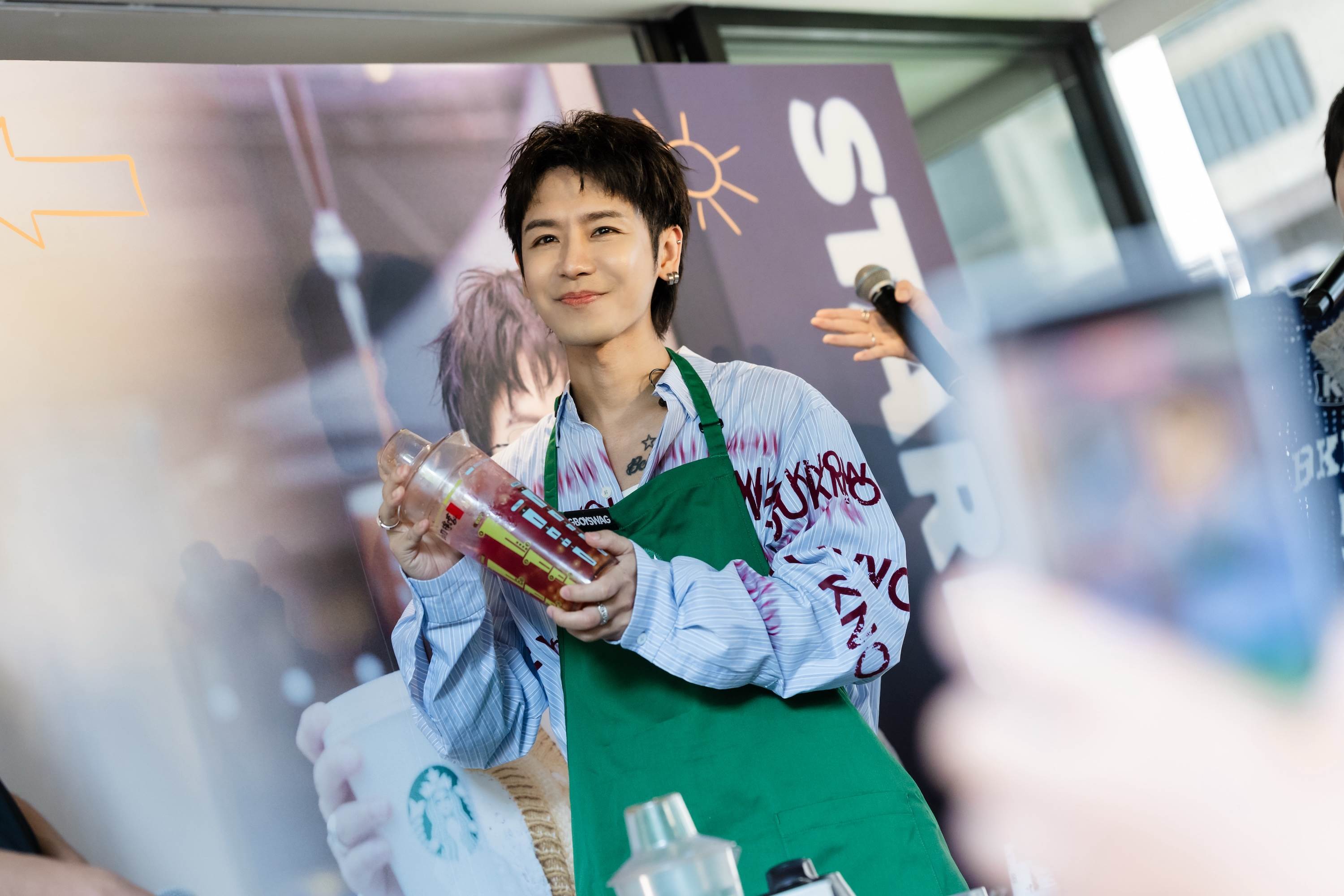 鼓鼓親自搖製特調飲品獻給歌迷。（圖／相信音樂提供）