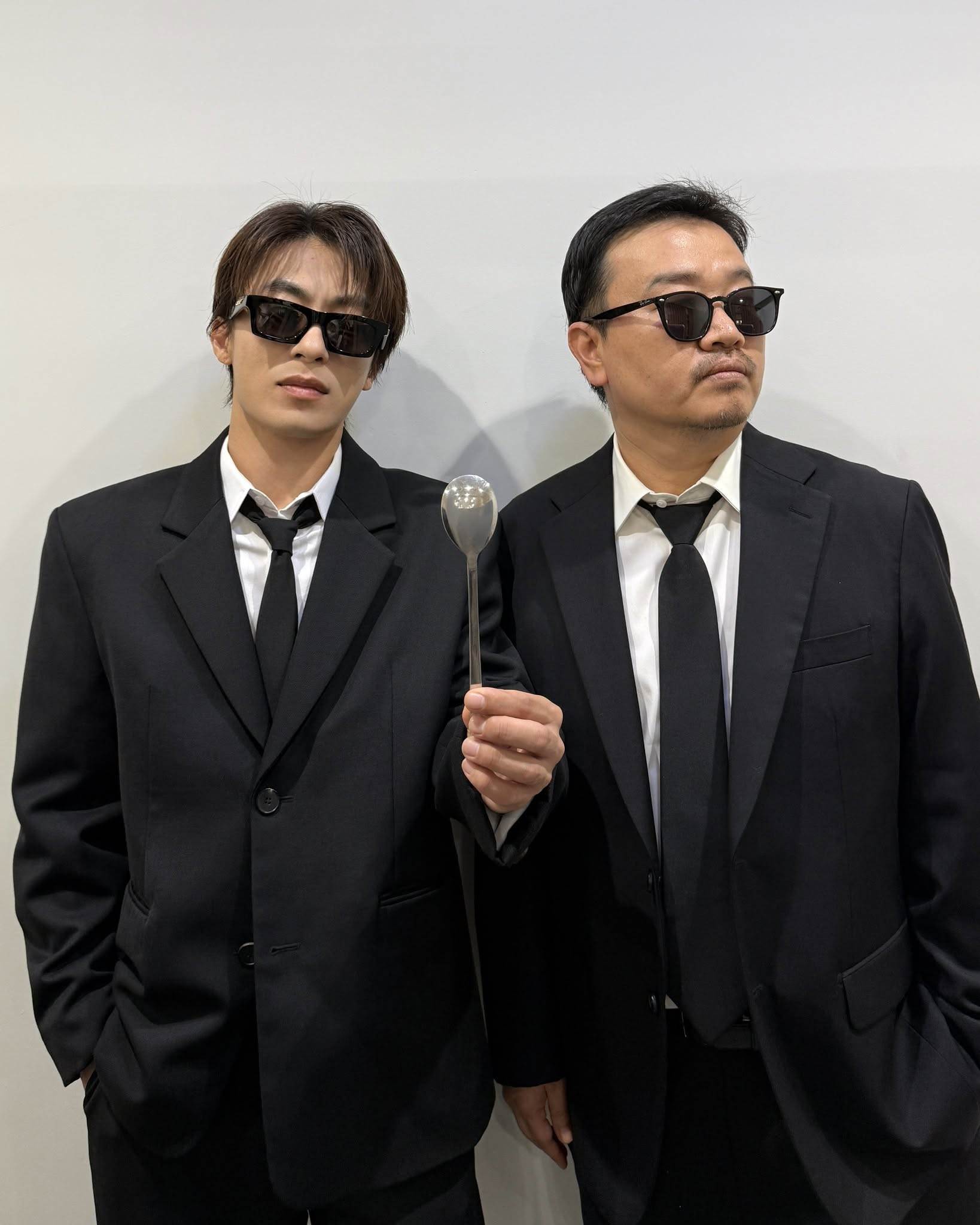 《屍速禁區》延尚昊導演和<a href='https://star.ebc.net.tw/search/tags/具教煥/' target='_blank'>具教煥</a>特別扮裝成《MIB星際戰警》。（圖／車庫娛樂提供）