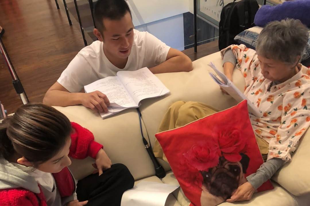 傅子純拍攝《老鼠捧茶請人客》時的幕後照片。（圖／翻攝自李千娜Instagram）