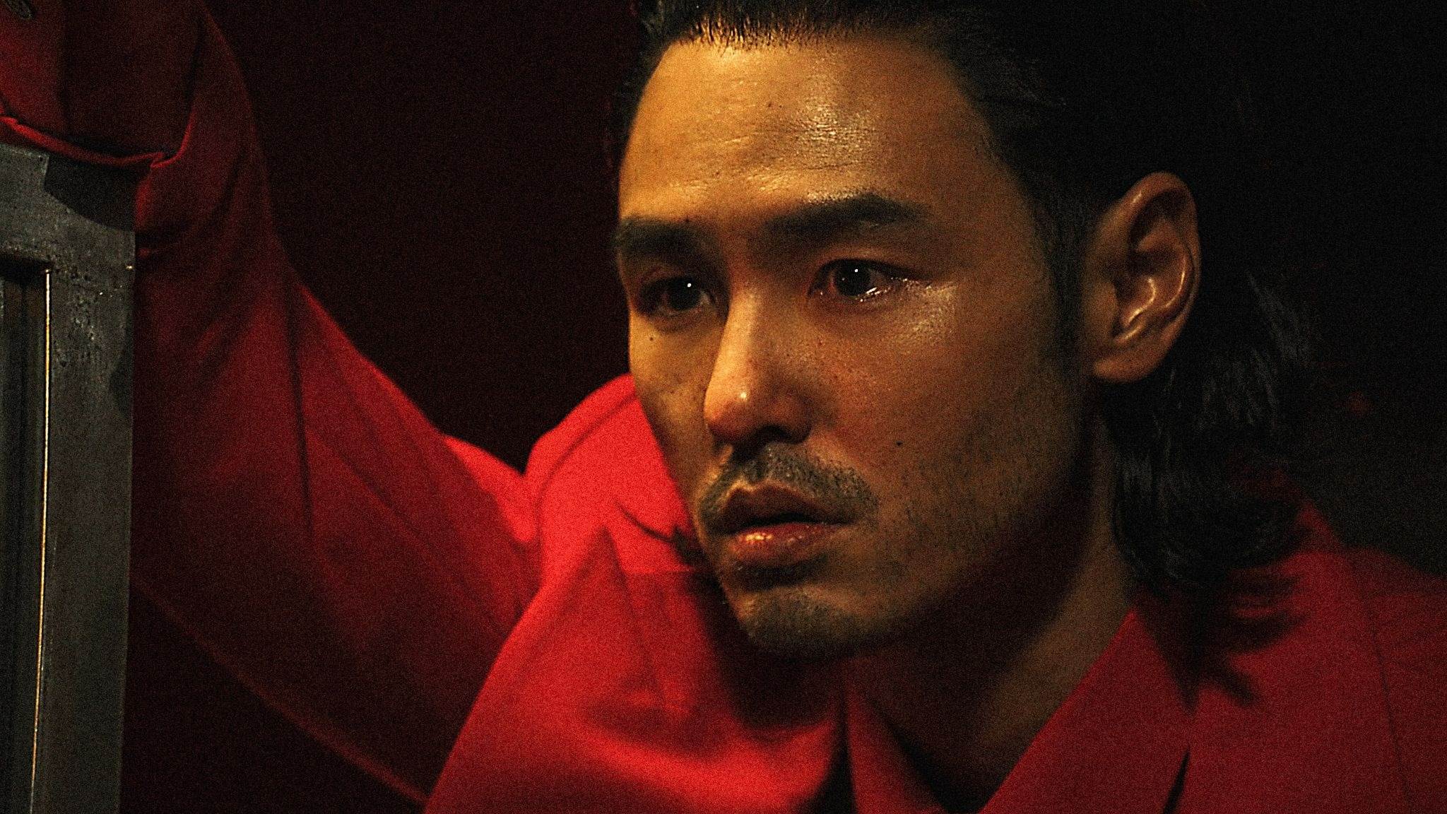  《沉默的審判》阮經天化身紅衣綁架犯引爆「紅樓爆炸案」。（圖／Netflix）