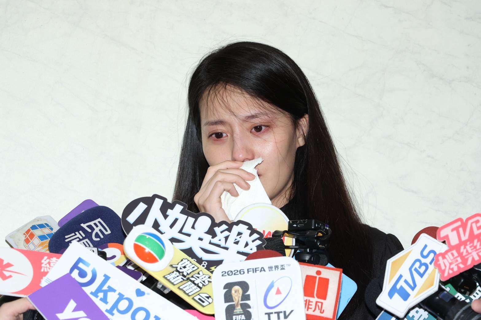 顏曉筠忍不住悲痛痛哭。（圖／東森娛樂）
