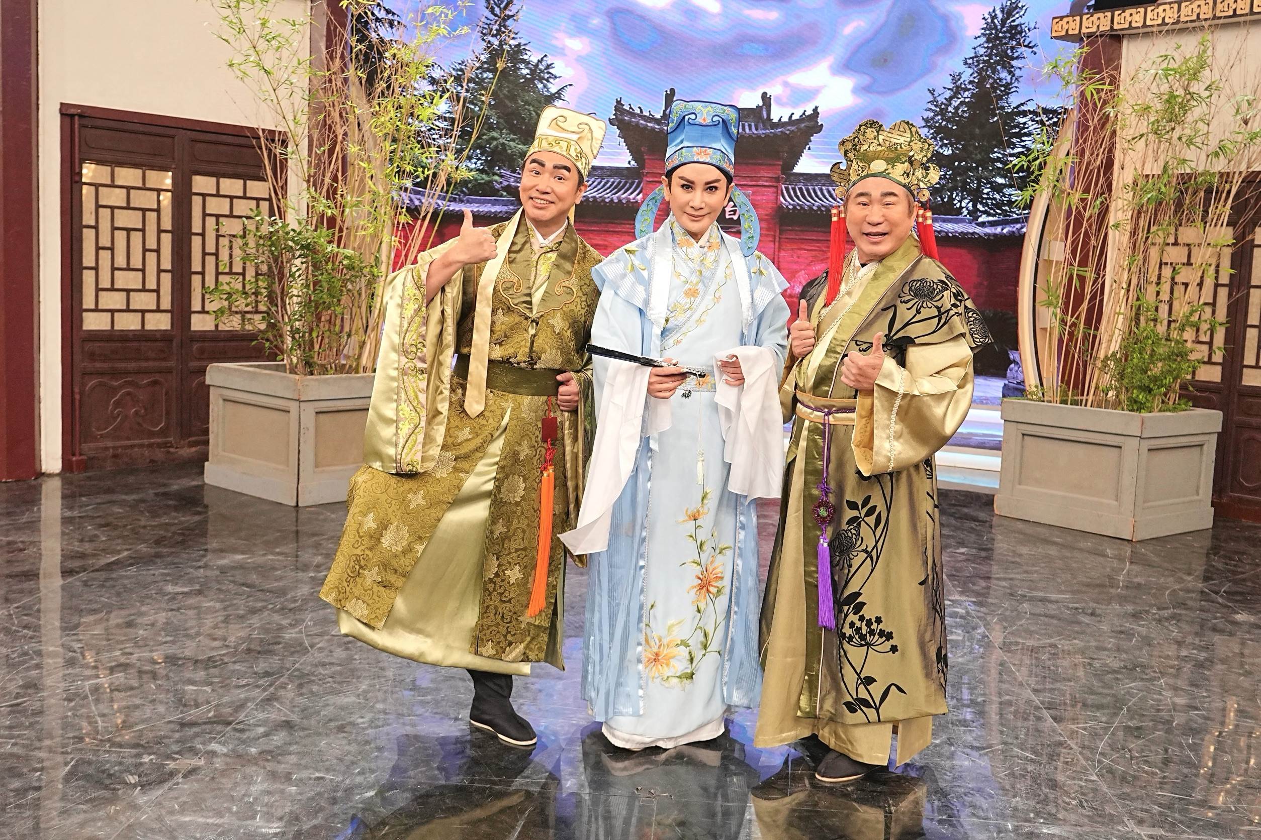 歐漢聲(左起)、陳亞蘭、胡瓜換上氣質華貴的古裝華服，以風度翩翩的公子造型登場。（圖／華視提供）