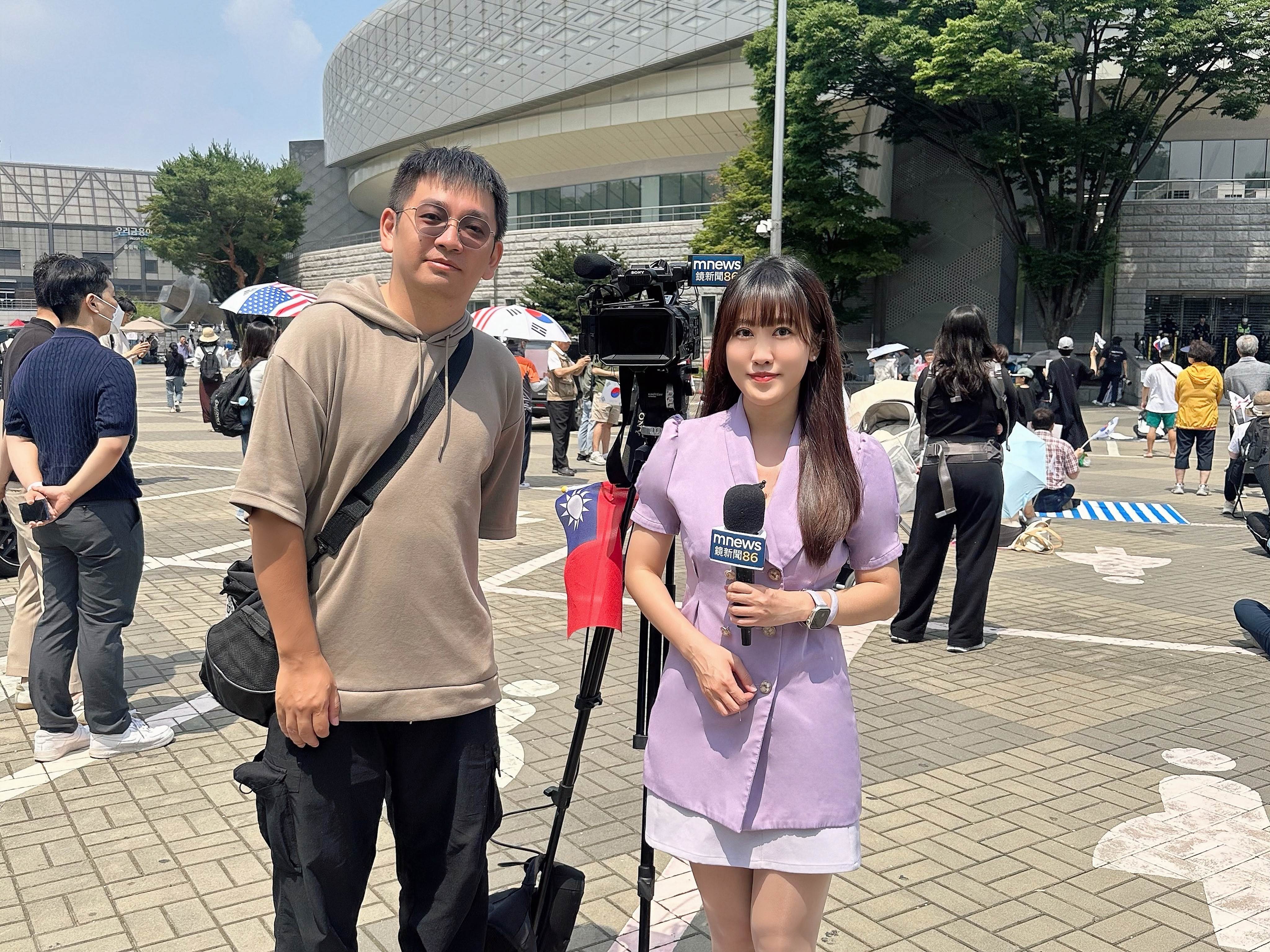 主播張倍滋(右)與攝影記者王耕晨前往韓國抗議現場採訪。（圖／鏡新聞提供）