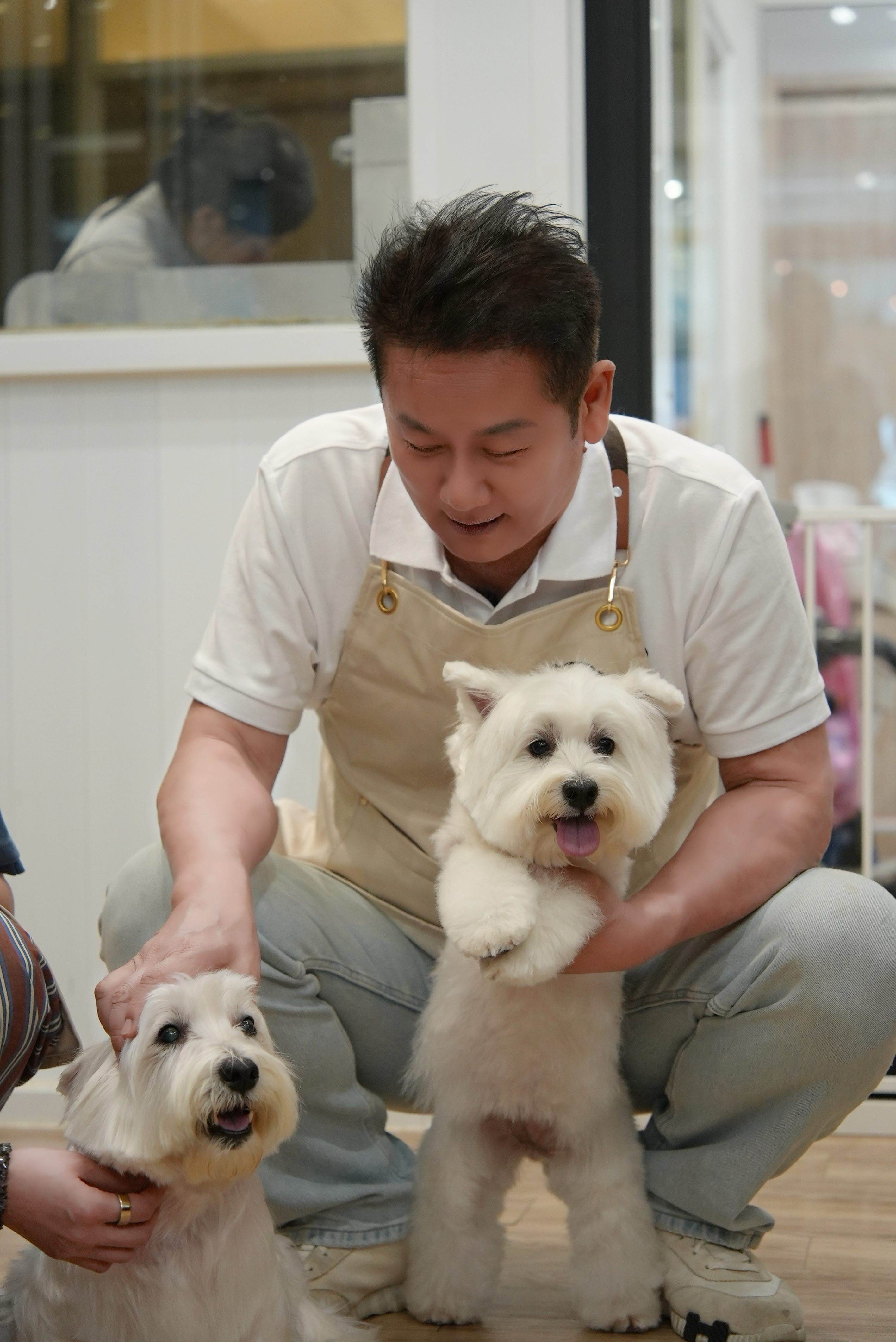 徐乃麟私下是愛犬「波波」與「曼曼」的專屬鏟屎官。（圖／東森超視提供）