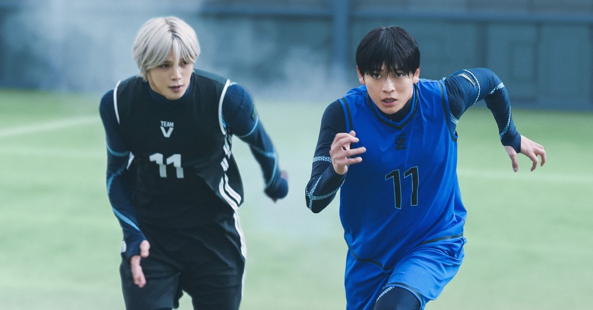 高橋文哉（右）和「&TEAM」成員 K在《藍色監獄》上演足球競技殊死鬥。（圖／甲上娛樂提供）
