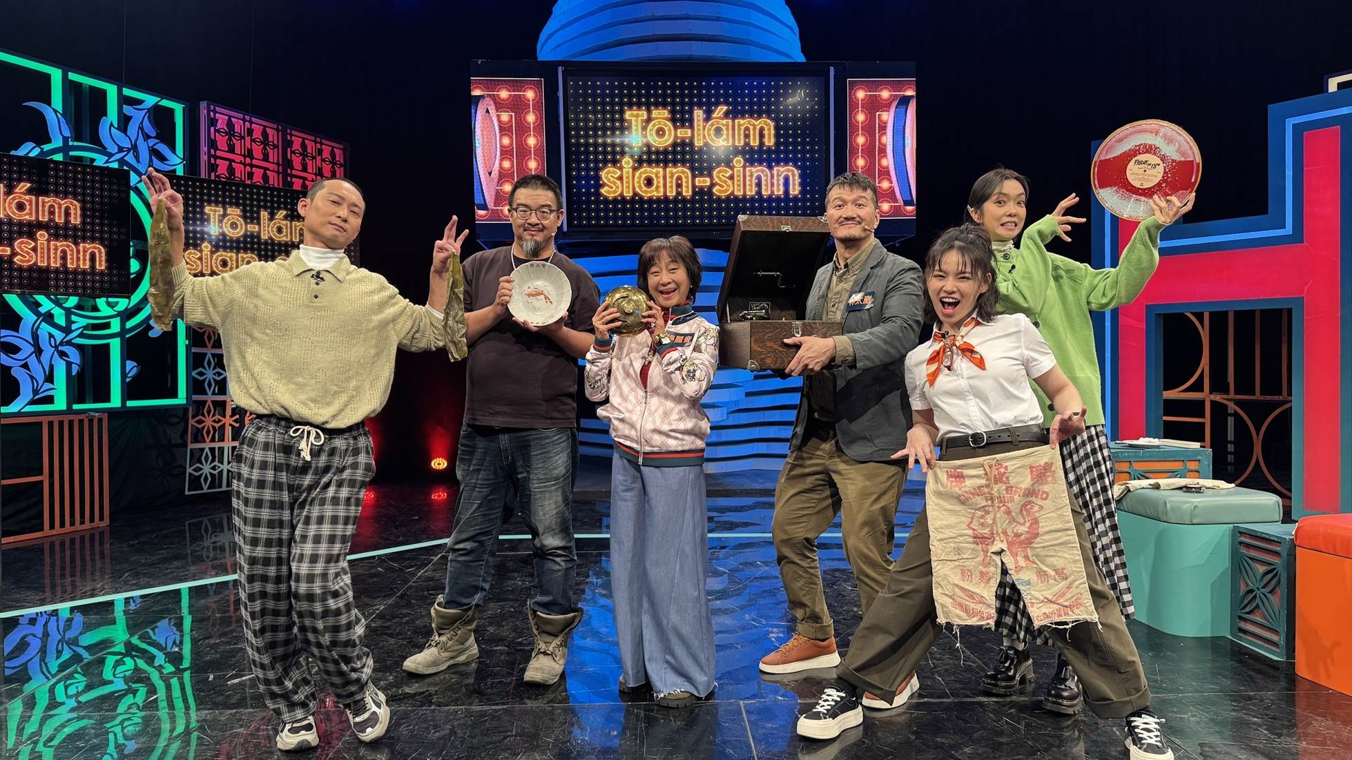 浩子(左起)、導覽先生顏震宇、楊麗音、導覽先生林太崴、冬天與大霈在節目中暢聊臺灣早期特色物件（圖／公視台語台提供)