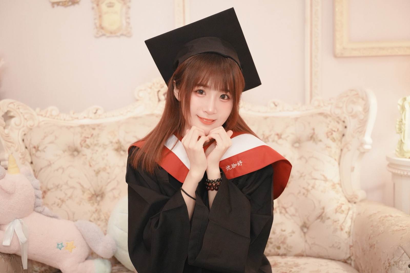 沈珈妤因疫情只能線上參與畢業典禮。（圖／樂天桃猿提供）