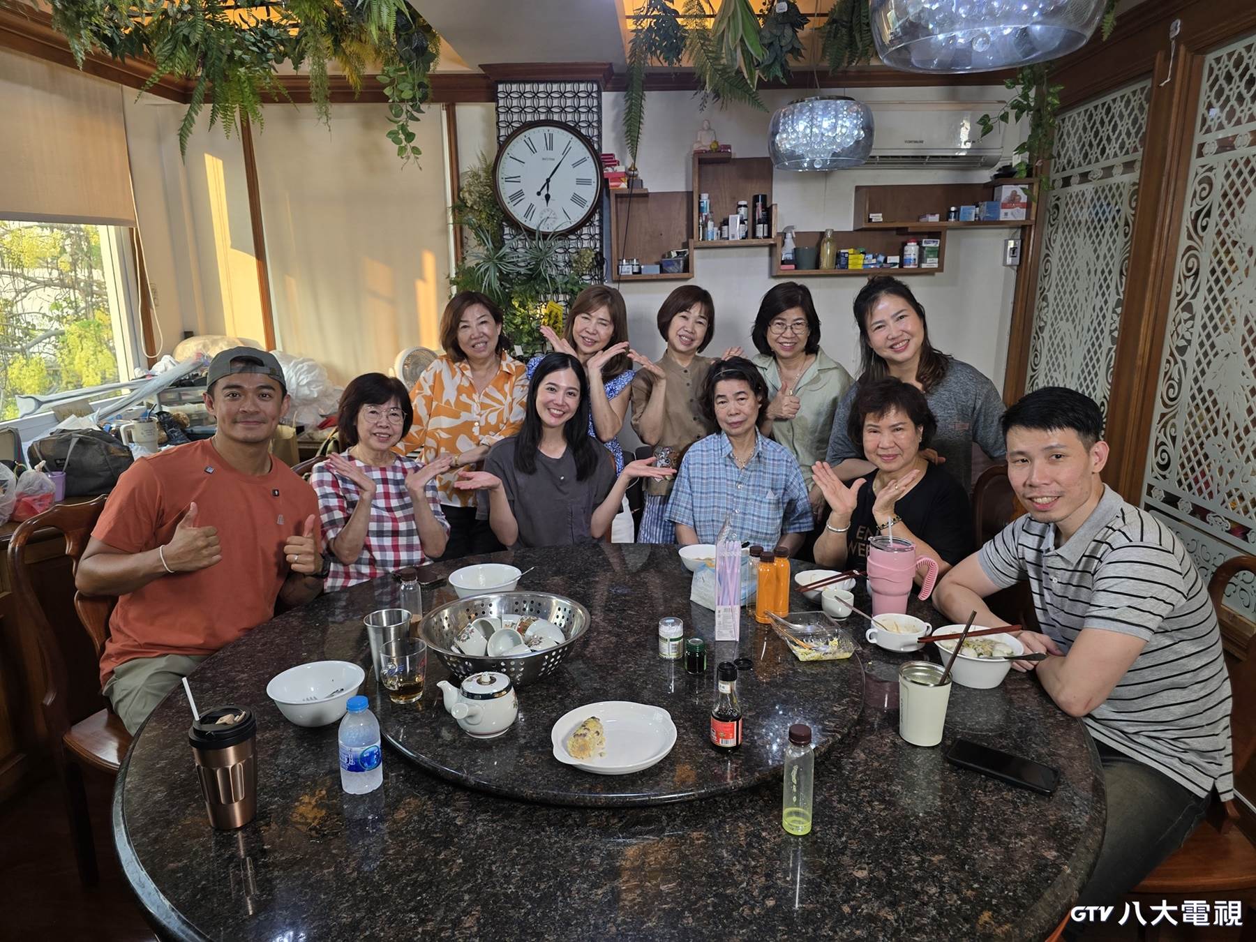 融融跟著黃可欣參加家族聚會。（圖／八大電視提供）