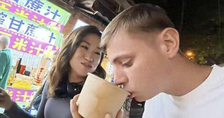 一名英國籍網紅「RiskyRegg」5月在西安旅遊時，搭訕當地一名英文女教師，意外引起風波。（圖／翻攝微博）