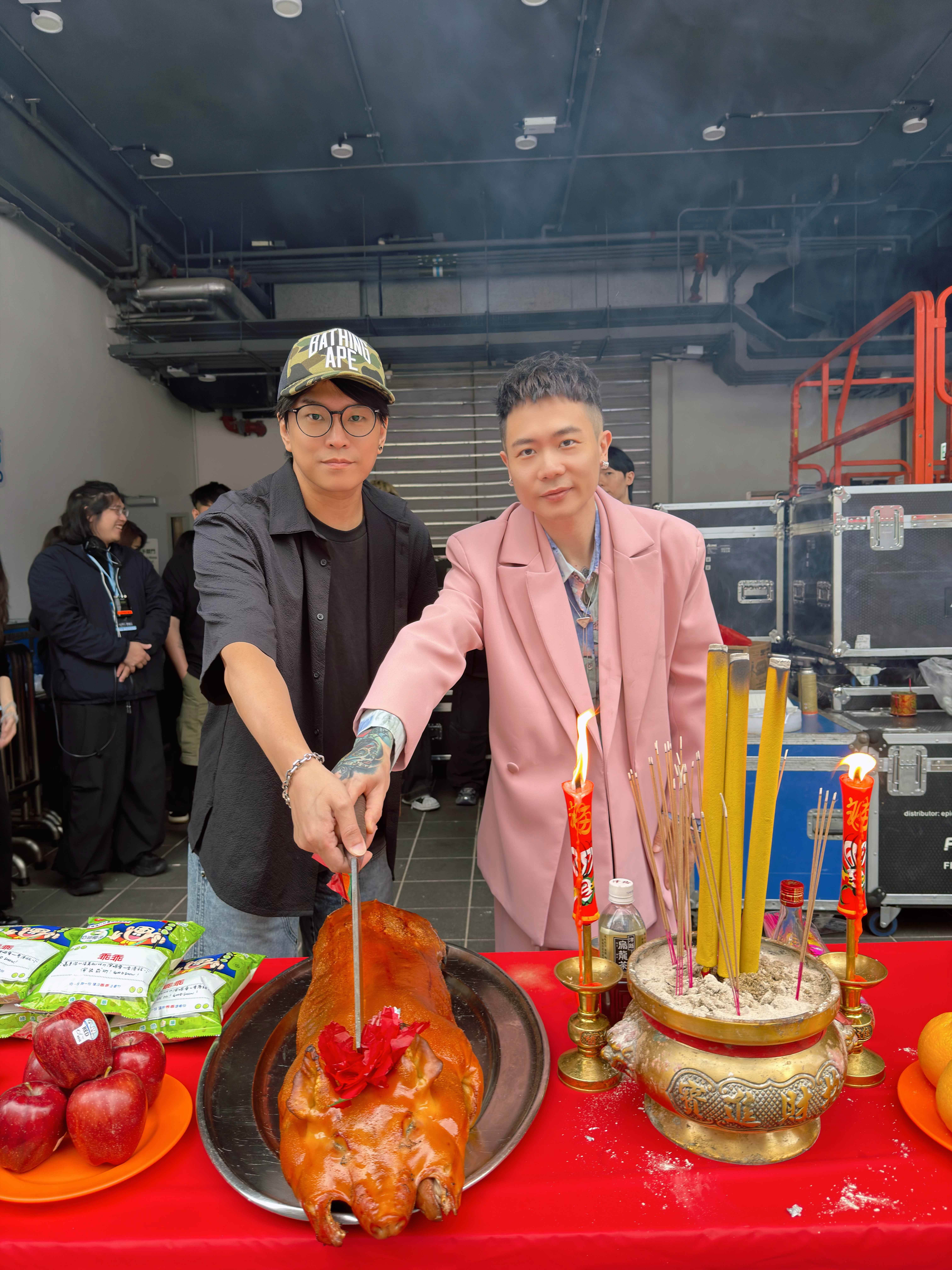 蕭秉治願望實現，擁有人生第一隻<a href='https://star.ebc.net.tw/search/tags/祈福小金豬/' target='_blank'>祈福小金豬</a>。（圖／相信音樂提供）