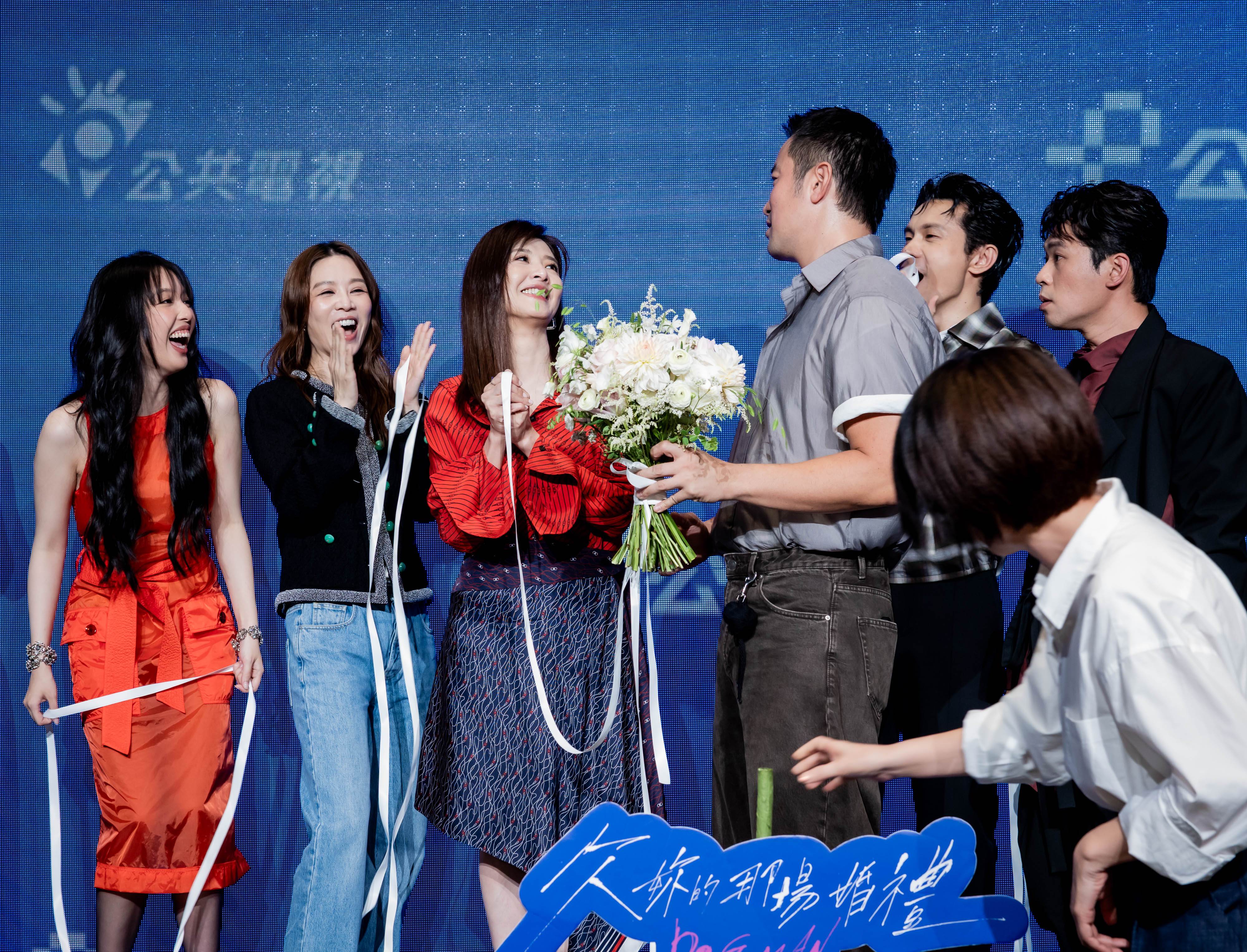 愛情輕喜劇《欠妳的那場婚禮》首映會，主演群抽捧花為戲造勢。（圖／公視）
