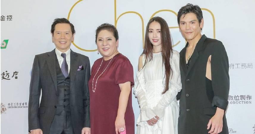台灣女星郭碧婷（右2）與香港娛樂大亨向華強的兒子向佐（右1）結婚後，為向家生下一對兒女。（圖／CTWANT提供）