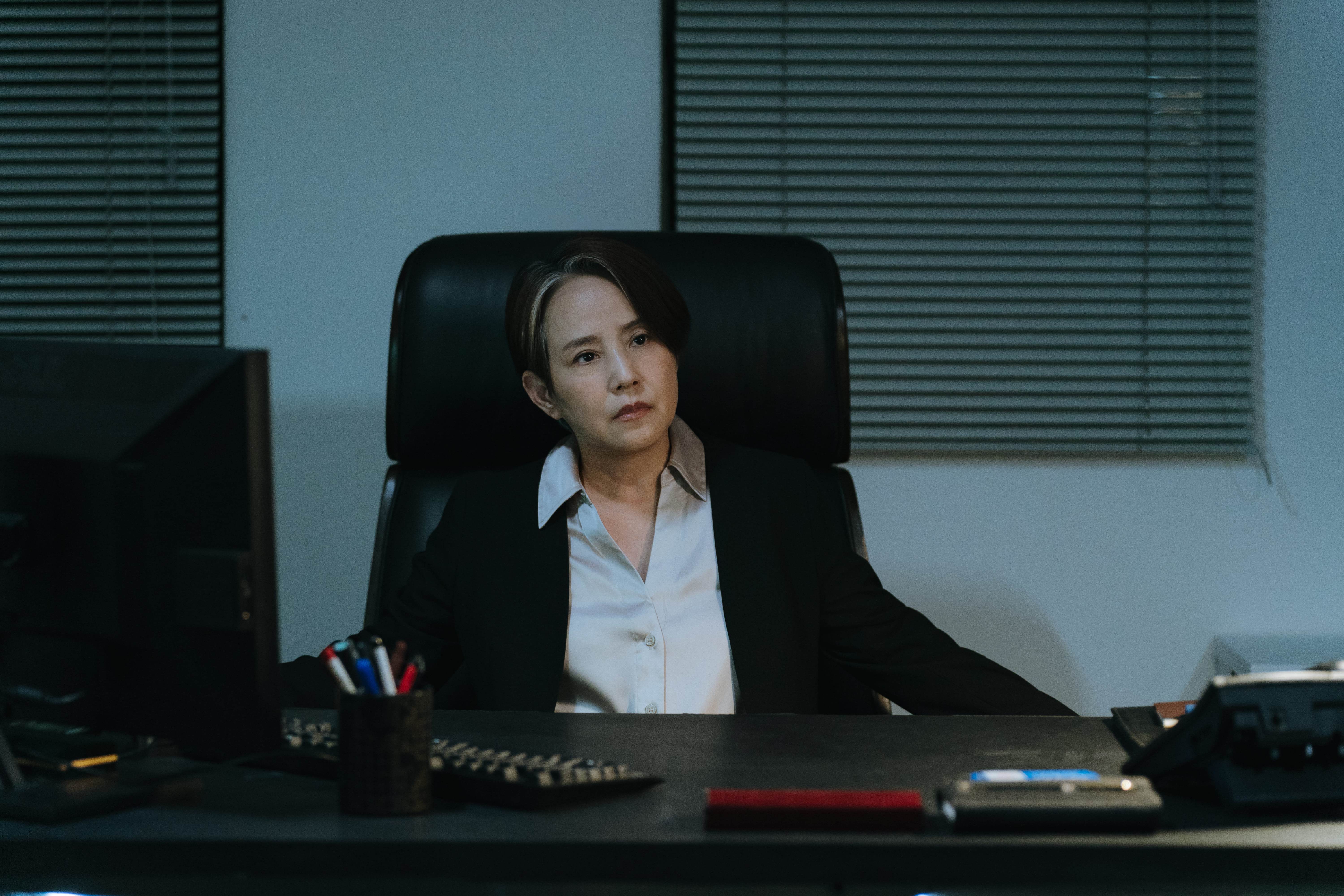 金鐘影后李明依回歸飾演警局大姊大，以渾然天成的霸氣威懾全場。（圖／瀚草影視）