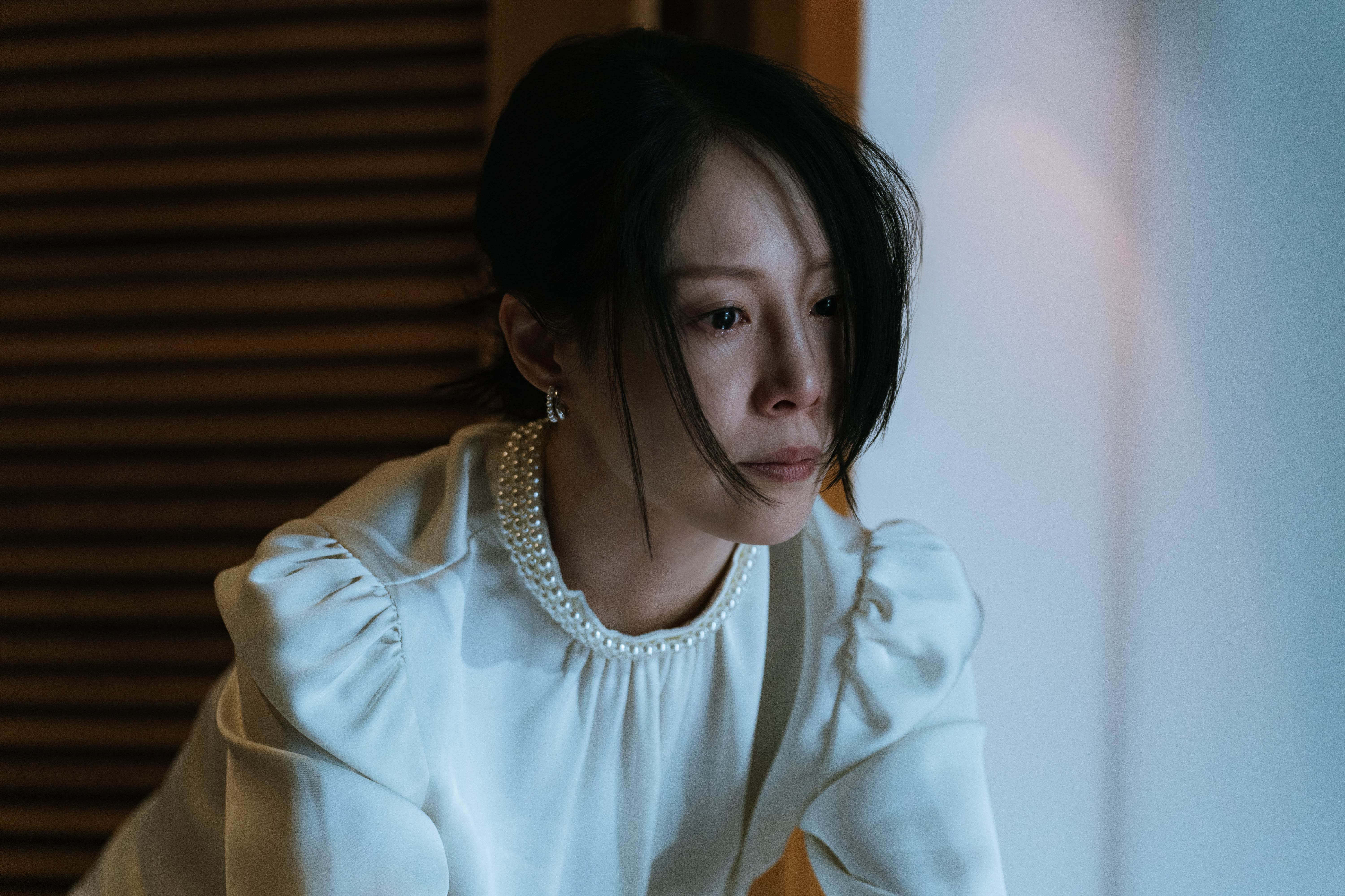 蔡亘晏在劇中表面上光鮮亮麗，實際上遭受家族種種打壓折磨。（圖／瀚草影視）
