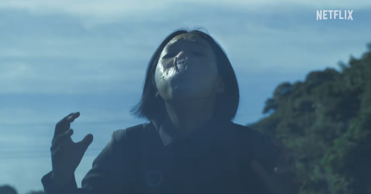 真人原創影集《聰明鎮》許曦文口吐蛞蝓。（圖／翻攝自Netflix YouTube）