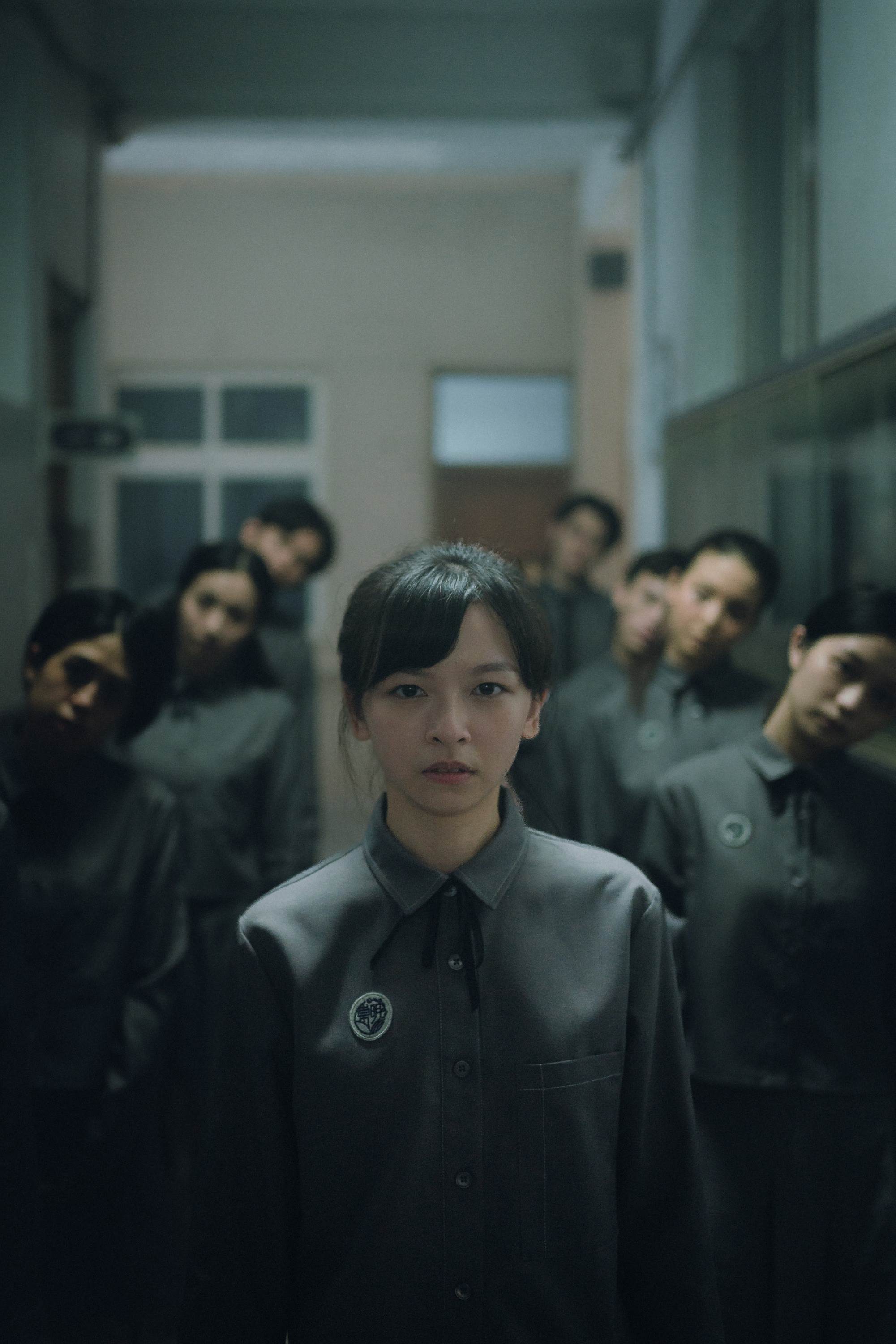 真人原創影集《聰明鎮》陳姸霏（中）進入升學率百分百的「崇明補習班」，碰見許多怪事。（圖／Netflix提供）