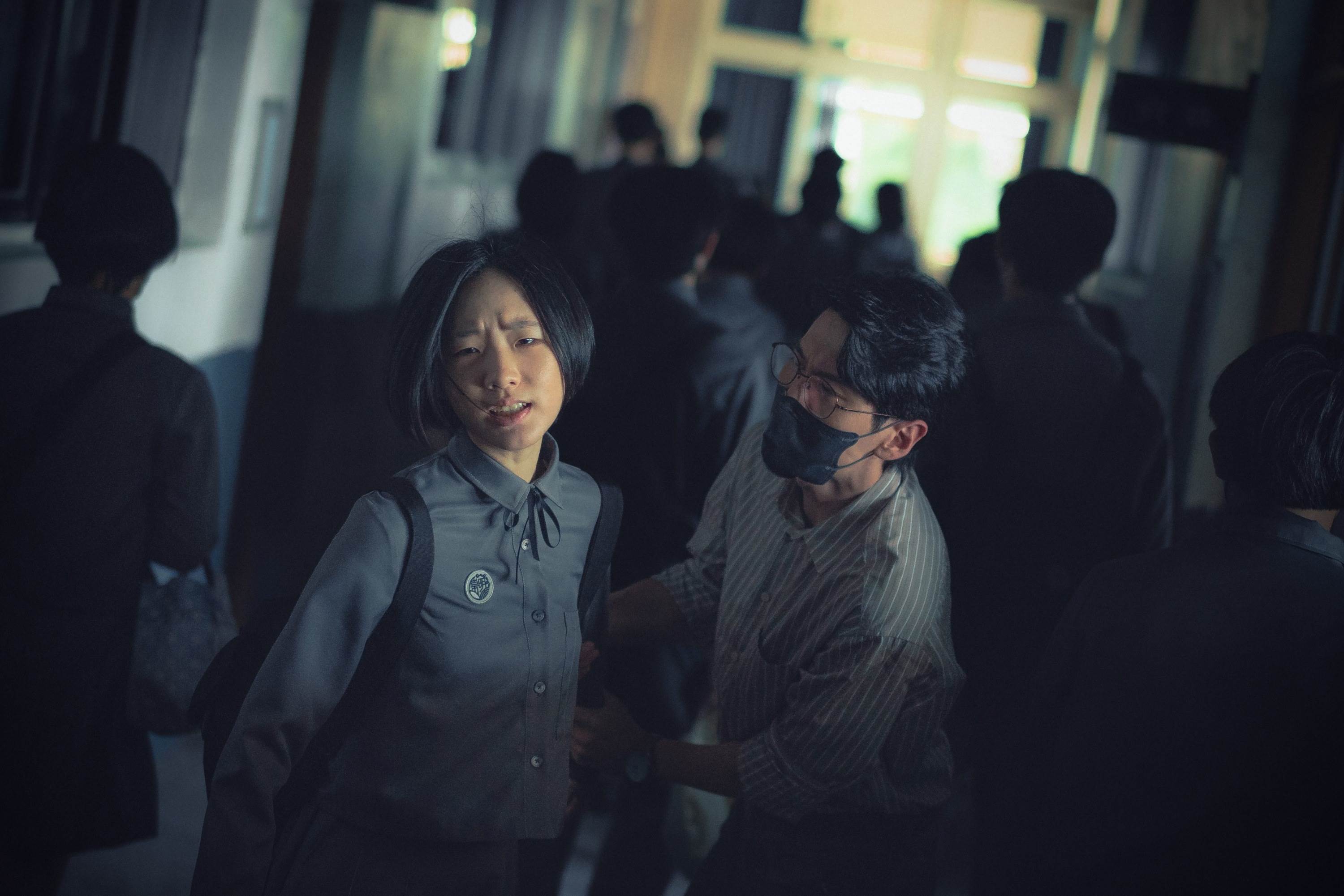 真人原創影集《聰明鎮》<a href='https://star.ebc.net.tw/search/tags/許曦文/' target='_blank'>許曦文</a>（左）飾演苦讀仍無法讓成績進步的重考班學生。（圖／Netflix提供）