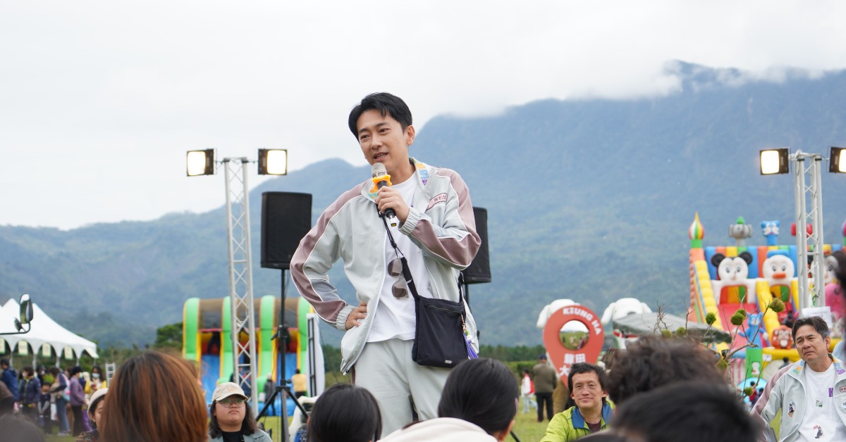 施名帥回憶駐村生活數度哽咽。（圖／客台提供）