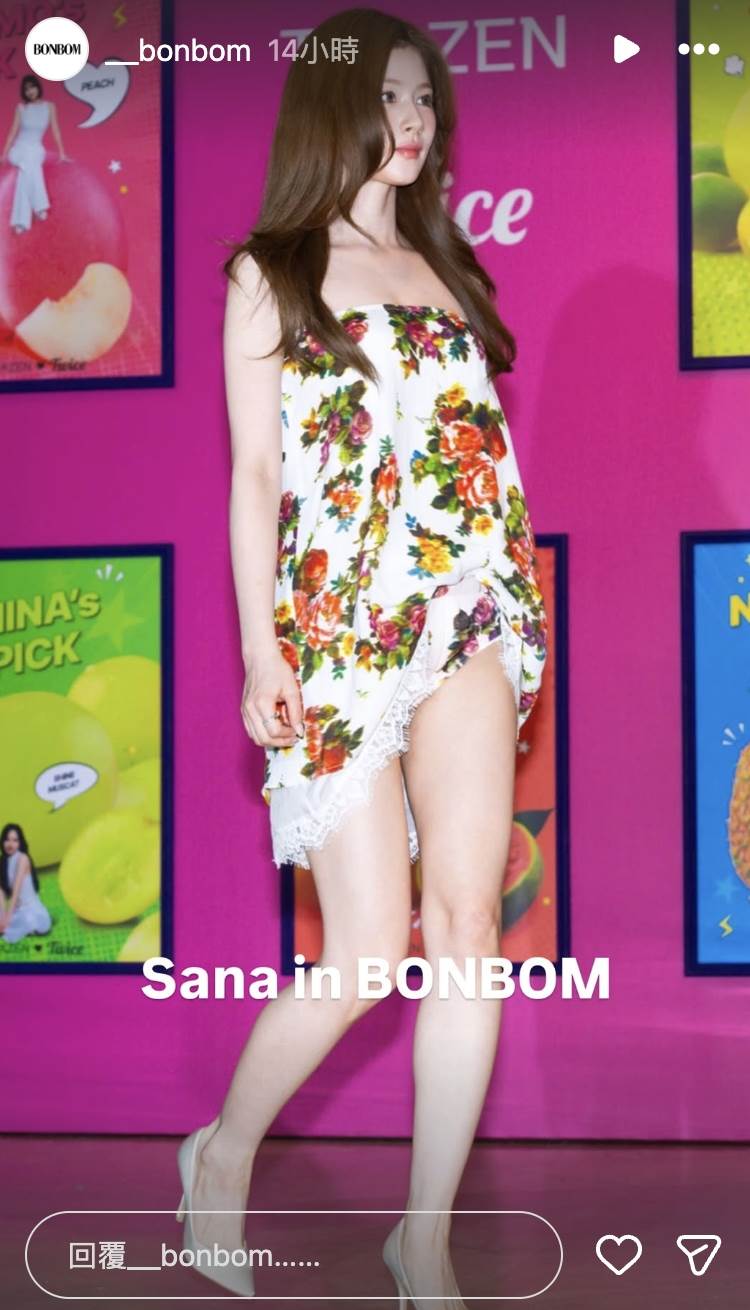 南韓女團TWICE日籍成員Sana（湊崎紗夏）身穿南韓品牌BONBOM的最新夏季系列連身裙出席活動。（圖／翻攝自Bombom IG）