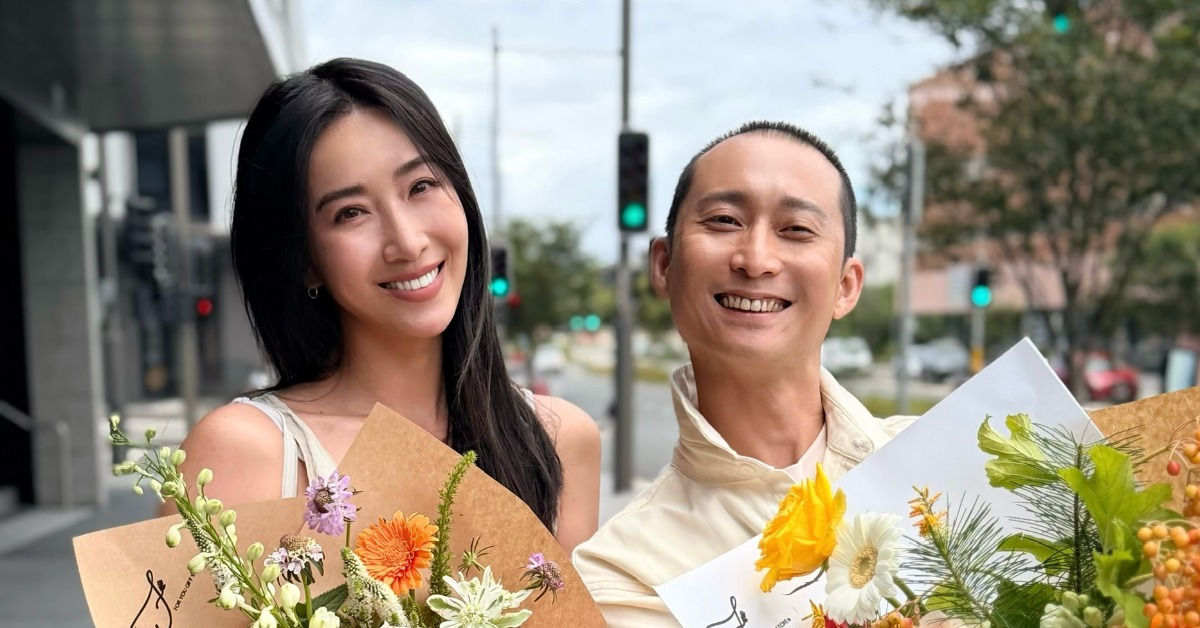 隋棠、浩子錄影時到草地短暫休息，完全忘記佩戴收音設備。（圖／三立提供）