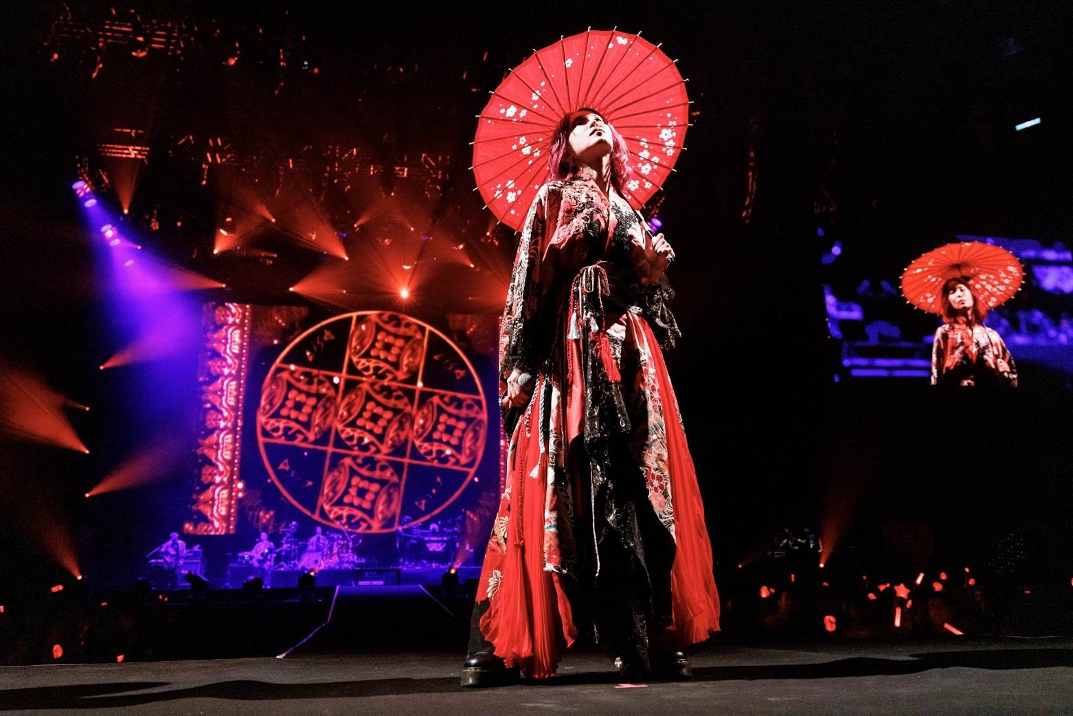 鬼滅歌姬LiSA在台北小巨蛋舉辦演唱會，披上和服帶來「鬼滅歌單」。（圖／好玩國際提供）