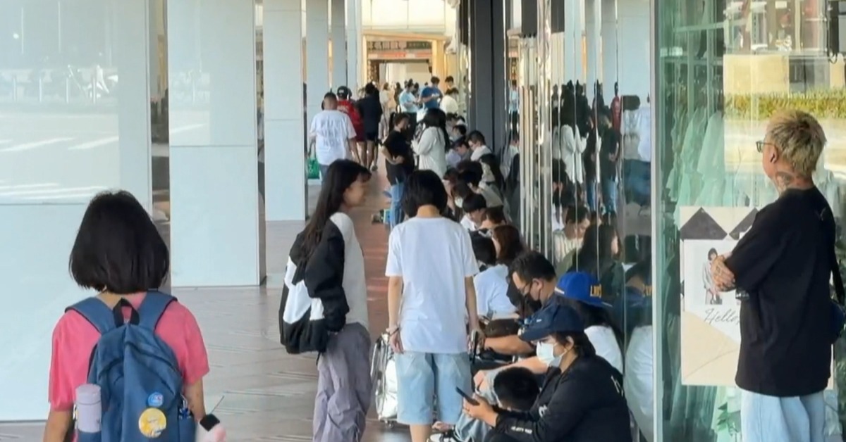 五大唱片新據點開幕，吸引大批韓流粉絲前往朝聖。（圖／東森新聞）