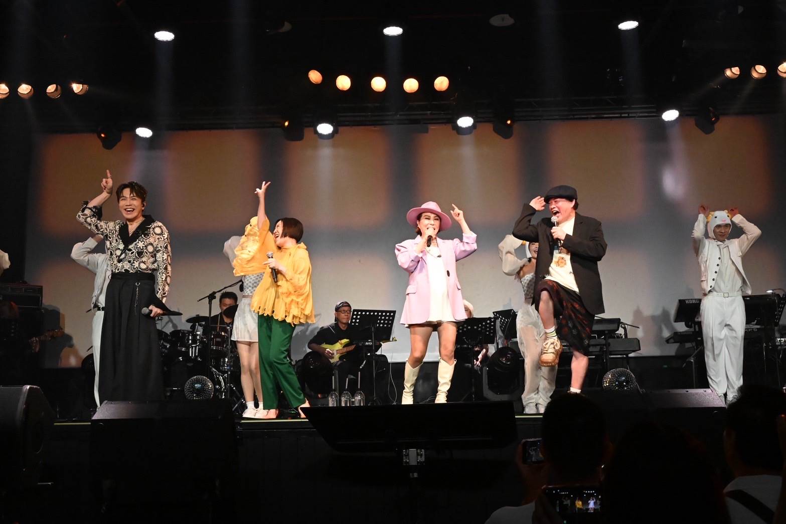 許志豪在華山Legacy舉辦個人首場演唱會《拜託你來》，（左起）<a href='https://star.ebc.net.tw/search/tags/于美人/' target='_blank'>于美人</a>、<a href='https://star.ebc.net.tw/search/tags/葉璦菱/' target='_blank'>葉璦菱</a>、<a href='https://star.ebc.net.tw/search/tags/康康/' target='_blank'>康康</a>驚喜現身。（圖／三立藝能中心x寬宏藝術提供）