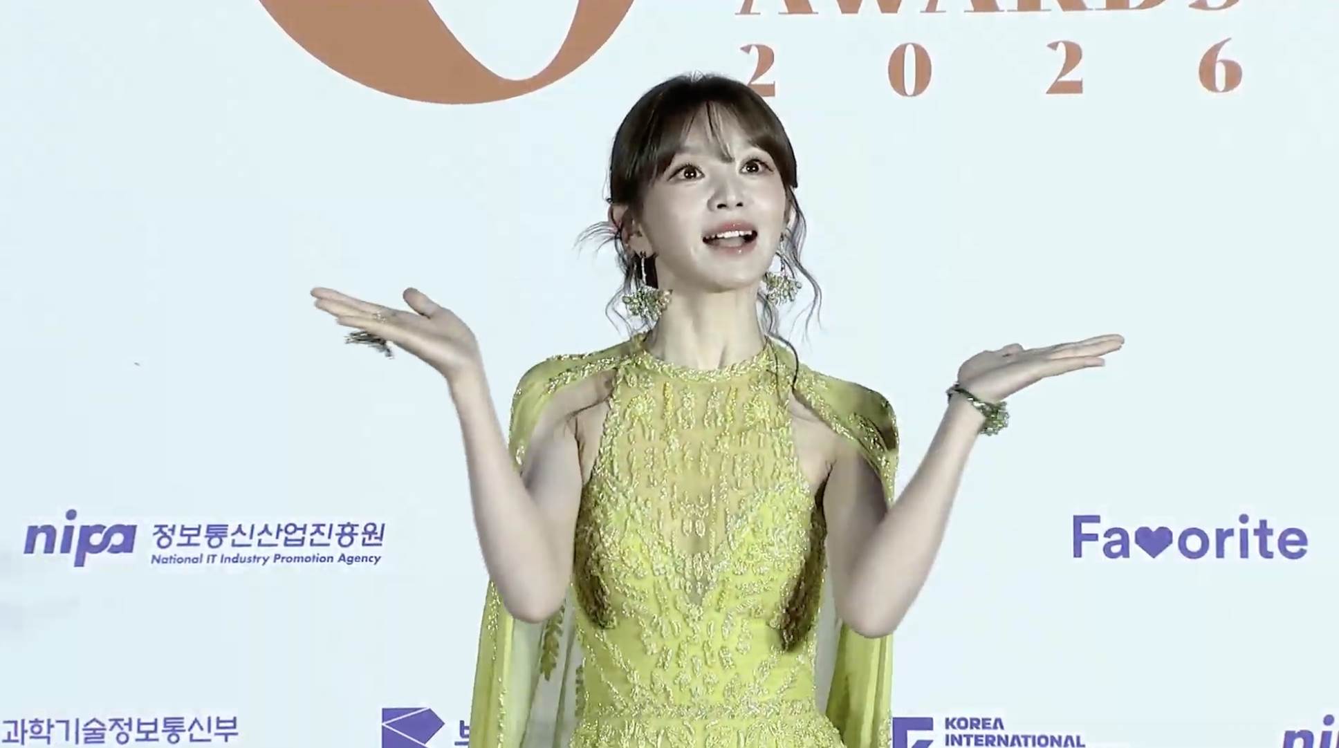 中國演員田曦薇在2026年全球OTT大獎拿下女子人氣獎,在紅毯上頻送飛吻、臉頰愛心超圈粉。(圖/翻攝自코리아국제스트리밍페스티벌 KISF YouTube)