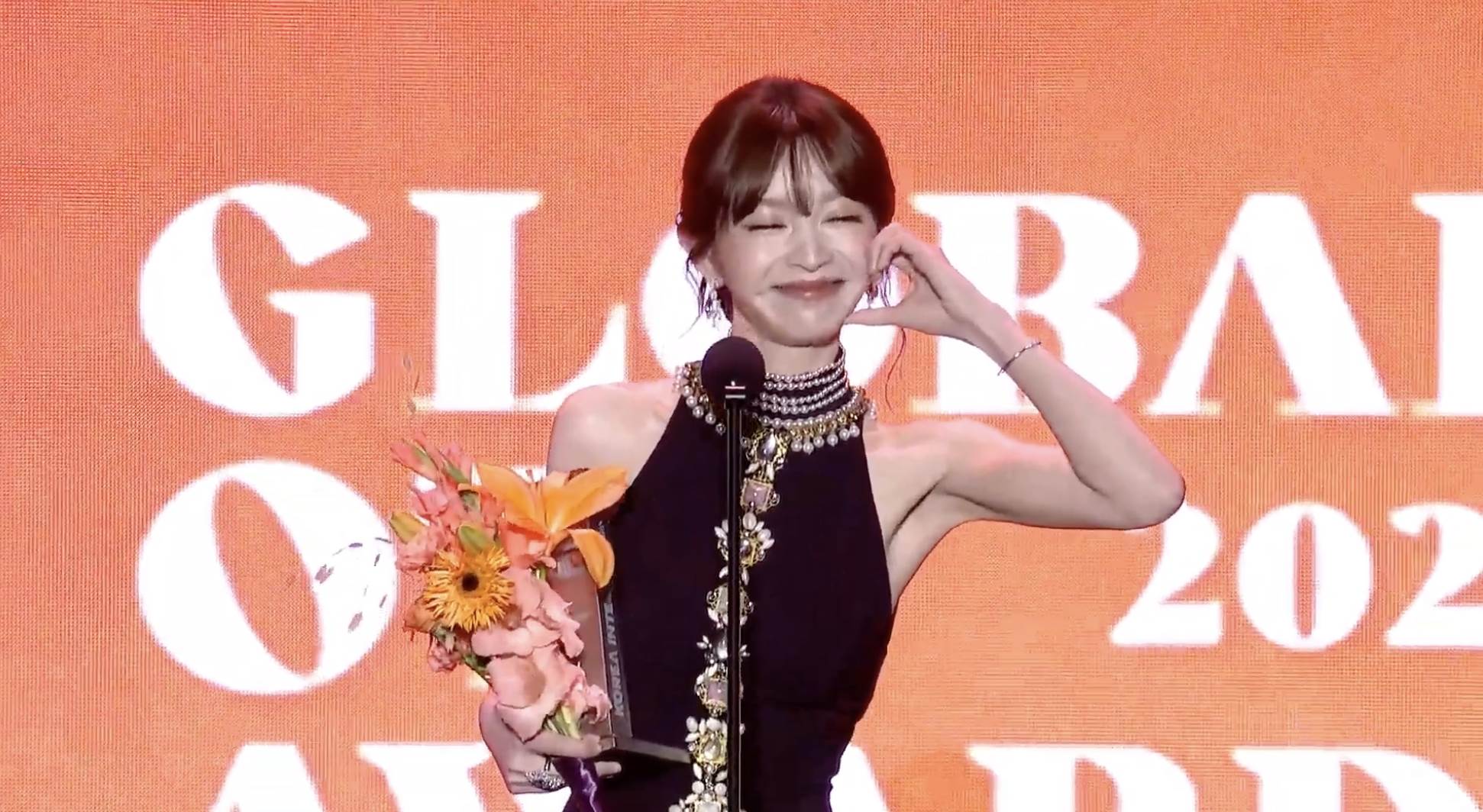 中國演員田曦薇在2026年全球OTT大獎拿下女子人氣獎，在台上用韓文說了「사랑해（我愛你）」，並附上可愛的臉頰愛心。（圖／翻攝自코리아국제스트리밍페스티벌 KISF YouTube）