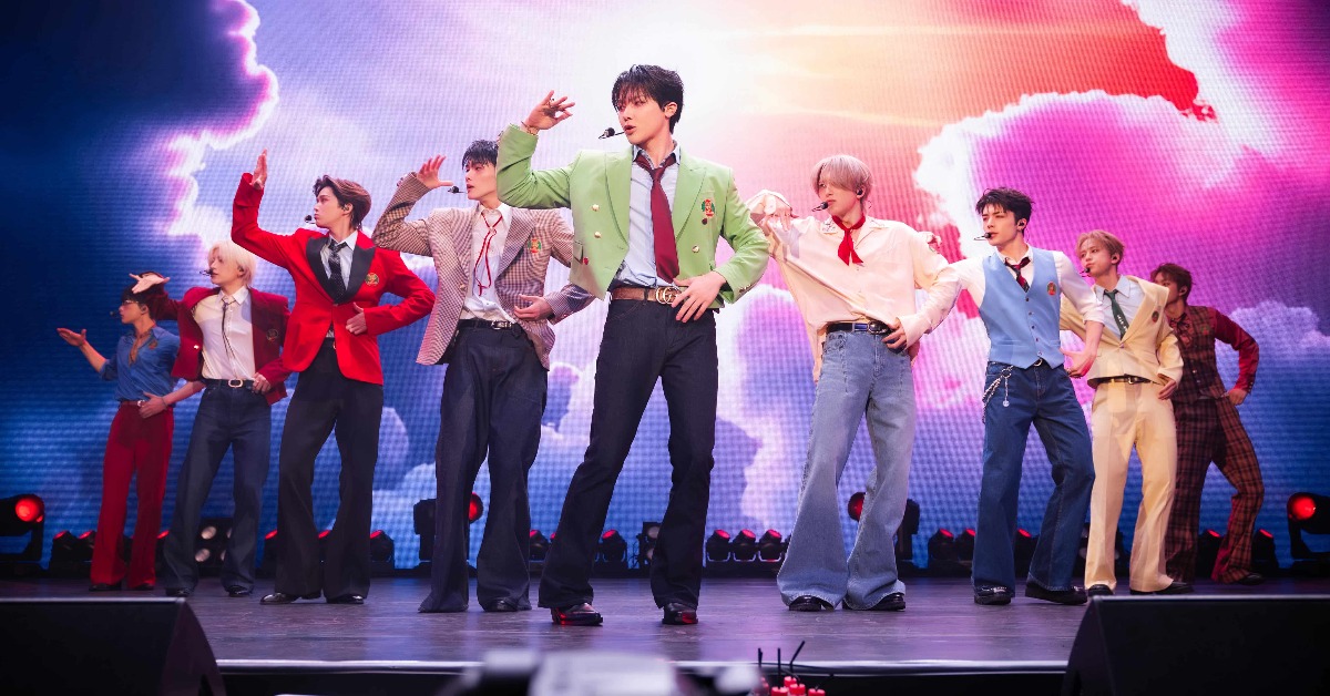 男團&TEAM在《MIXPOP CONCERT》華麗視覺舞台上大秀整齊劃一的刀群舞實力。（圖／網銀國際影視提供）