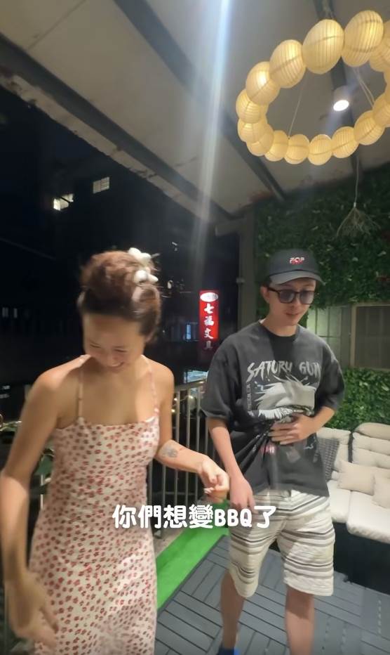 由於蚊子很多薔薔（林嘉凌）讓孫安佐打造一個「滅蚊噴火裝置」，而他則回應：「你們想變BBQ了。」（圖／翻攝自薔薔 臉書）