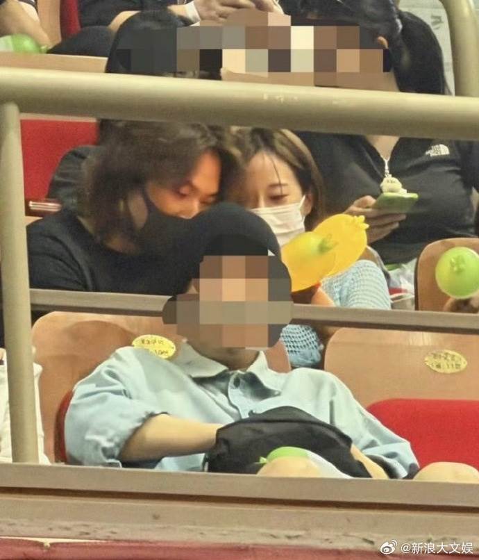 南韓男團BIGBANG成員大聲和女團Kara看演唱會時互動親密。（圖／翻攝自微博）