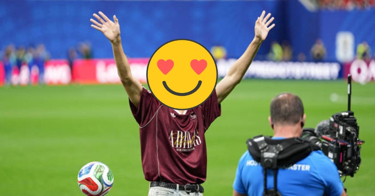 首位登上世界盃開球的中國藝人卻完全沒有轉播畫面。（圖／翻攝自FIFA世界杯微博）